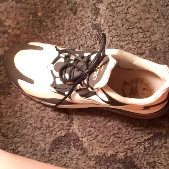 Nike Air Max 270 - Picture 2 of 4